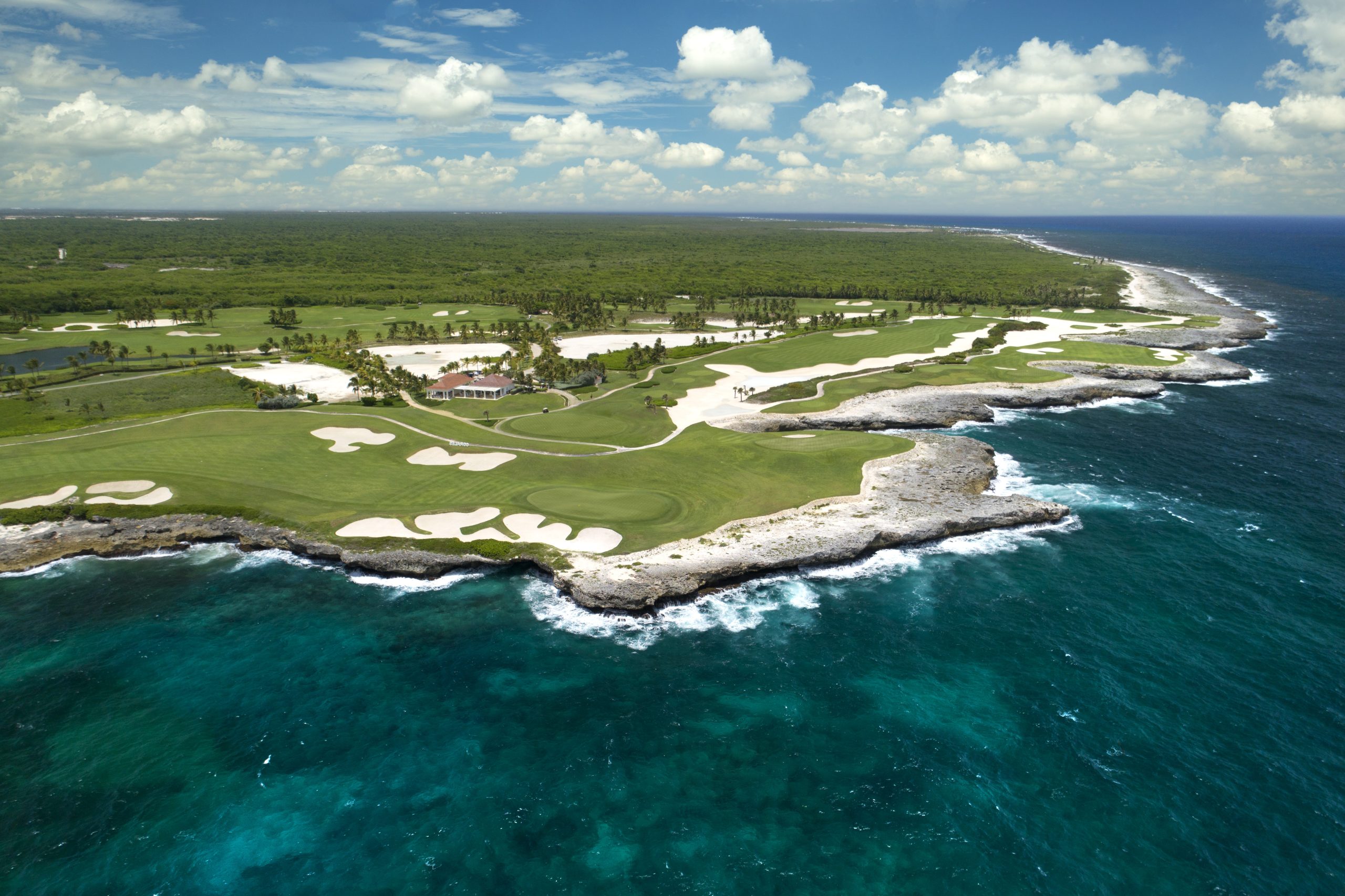 Corales campo de golf en República Dominicana en los viajes de golf Soltour vistas desde el aire hoyos junto al Caribe