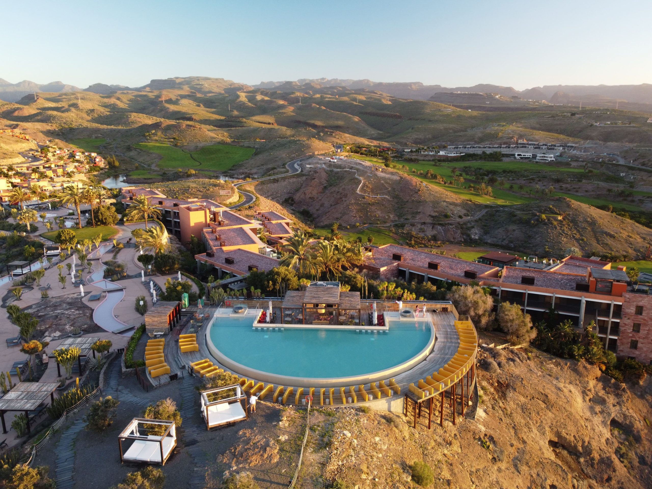 Piscina en el rooftop del hotel Salobre en Gran Canaria junto al campo de golf, en tu viaje de golf con Soltour